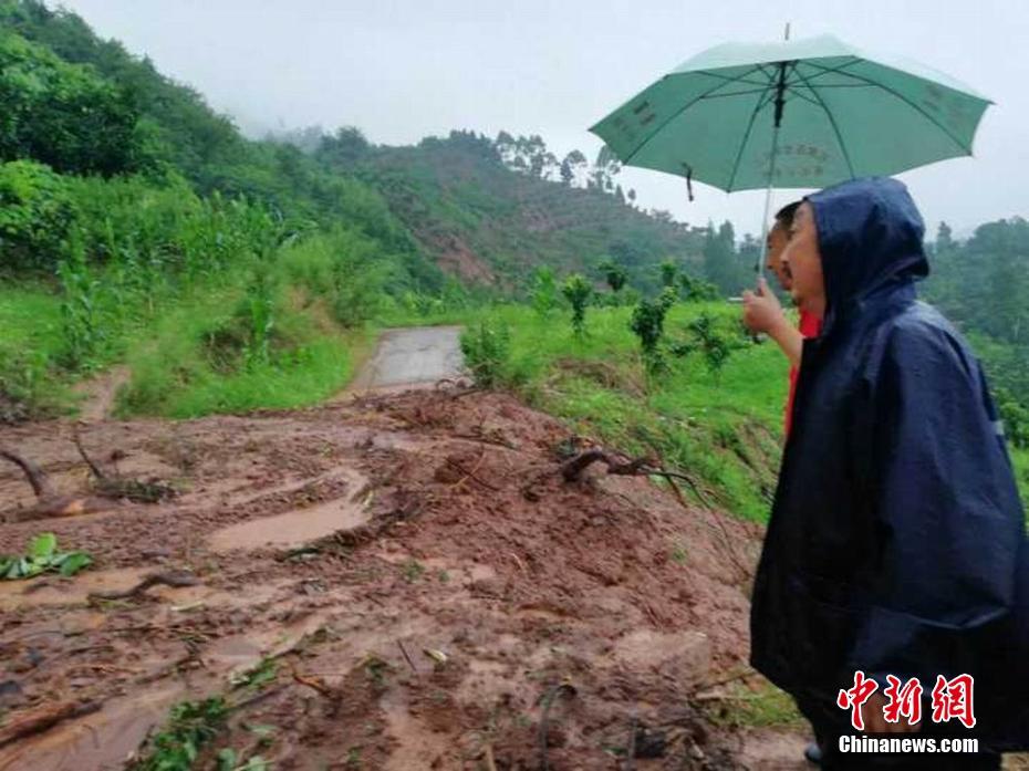 福建部分地区现大暴雨，车辆半浸水中，地下停车场遭倒灌